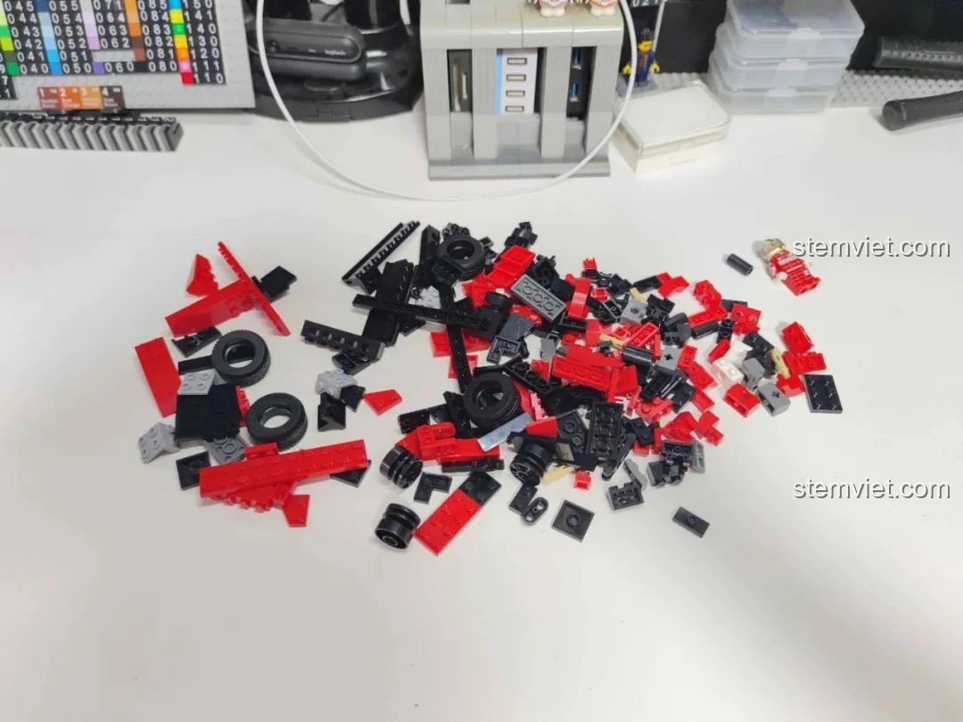 Các mảnh ghép màu đỏ, đen của bộ MJ Technology 13014 xe đua F1, chất liệu nhựa ABS cao cấp.