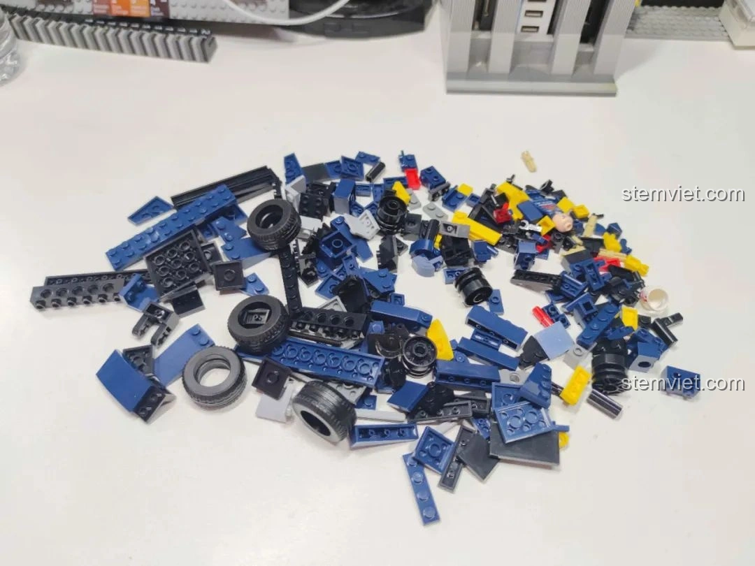 Các mảnh ghép màu xanh, vàng, đen của bộ MJ Technology 13014 xe đua F1, chất liệu nhựa ABS cao cấp.