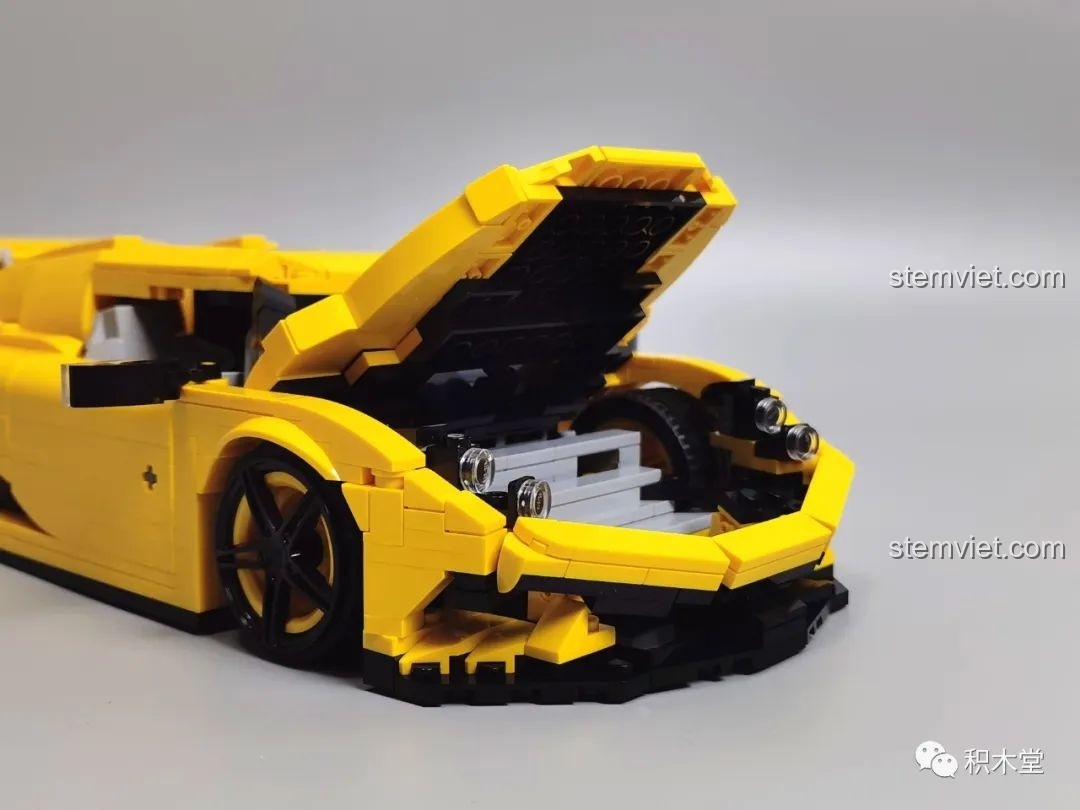 Cận cảnh mảnh ghép có vết xước nhẹ của mô hình Lego.