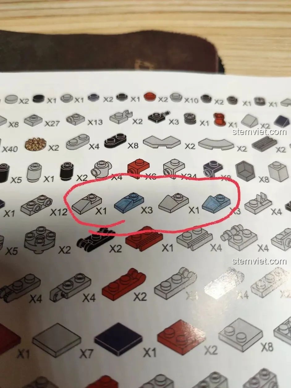 Các mảnh ghép hình vát trong bộ WOMA C0897, lý tưởng để 'xả thịt' cho các dự án MOC khác.