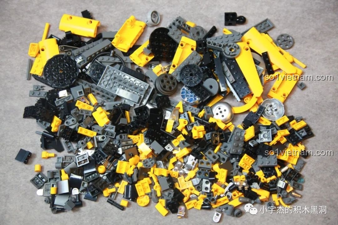 Rất nhiều mảnh ghép nhỏ và chi tiết từ túi số 3, cho thấy sự phức tạp trong việc tạo hình đầu robot Bumblebee.