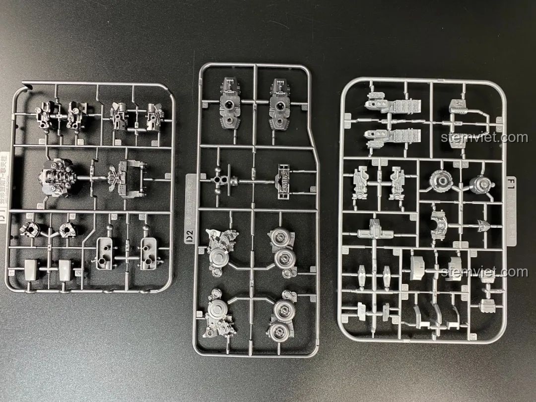 Các vỉ mảnh ghép màu bạc kim loại của bộ lắp ráp Optimus Prime BLOKEES 71141, thể hiện độ chi tiết cao.