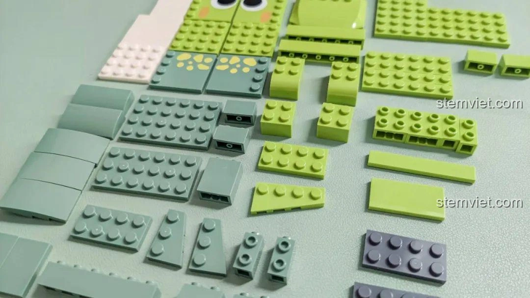 Tổng quan các mảnh ghép của bộ lắp ghép Khủng long Bạo Chúa Ăn Vặt JAKI JK5102 đã được phân loại, sẵn sàng lắp ráp.