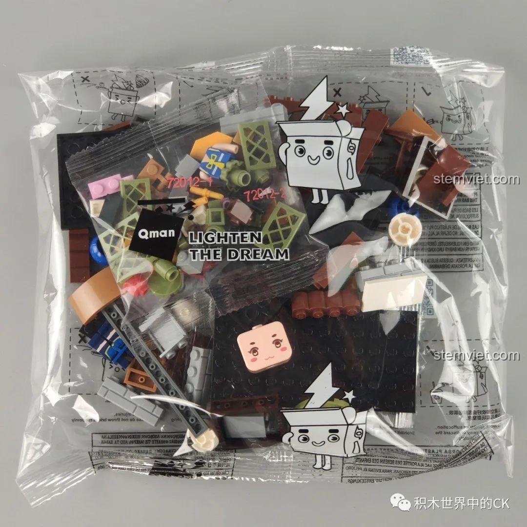 Túi chứa các mảnh ghép của bộ lắp ráp QMAN 72012 Tiệm Bánh Bao Vô Song, cho thấy sự đa dạng của các chi tiết.