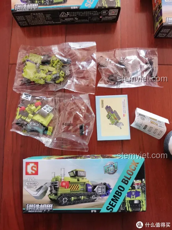 Các mảnh ghép và hướng dẫn lắp ráp của một chiếc xe trong bộ Robot Biến Hình Đại Lực Thần SEMBO 103081, cho thấy sự đa dạng của chi tiết và chất lượng nhựa.