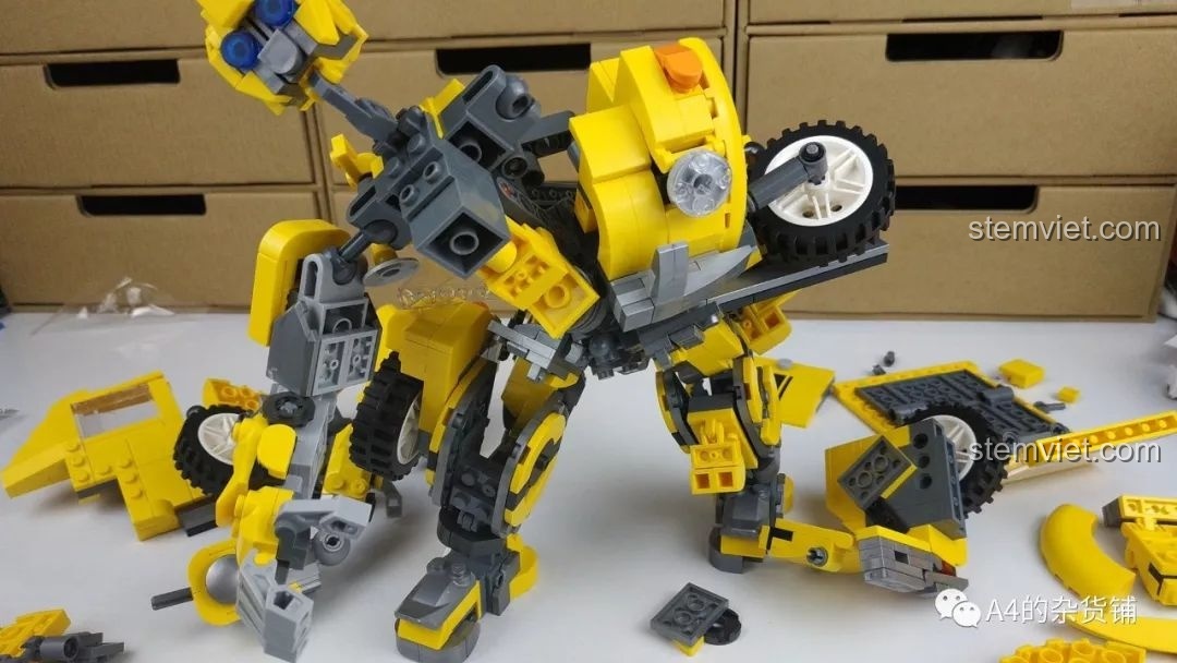 Một mảnh ghép bị tách rời từ mô hình Panlos Brick 621019 Robot Biến Hình, minh họa vấn đề về độ khít và chất lượng khớp nối của sản phẩm.