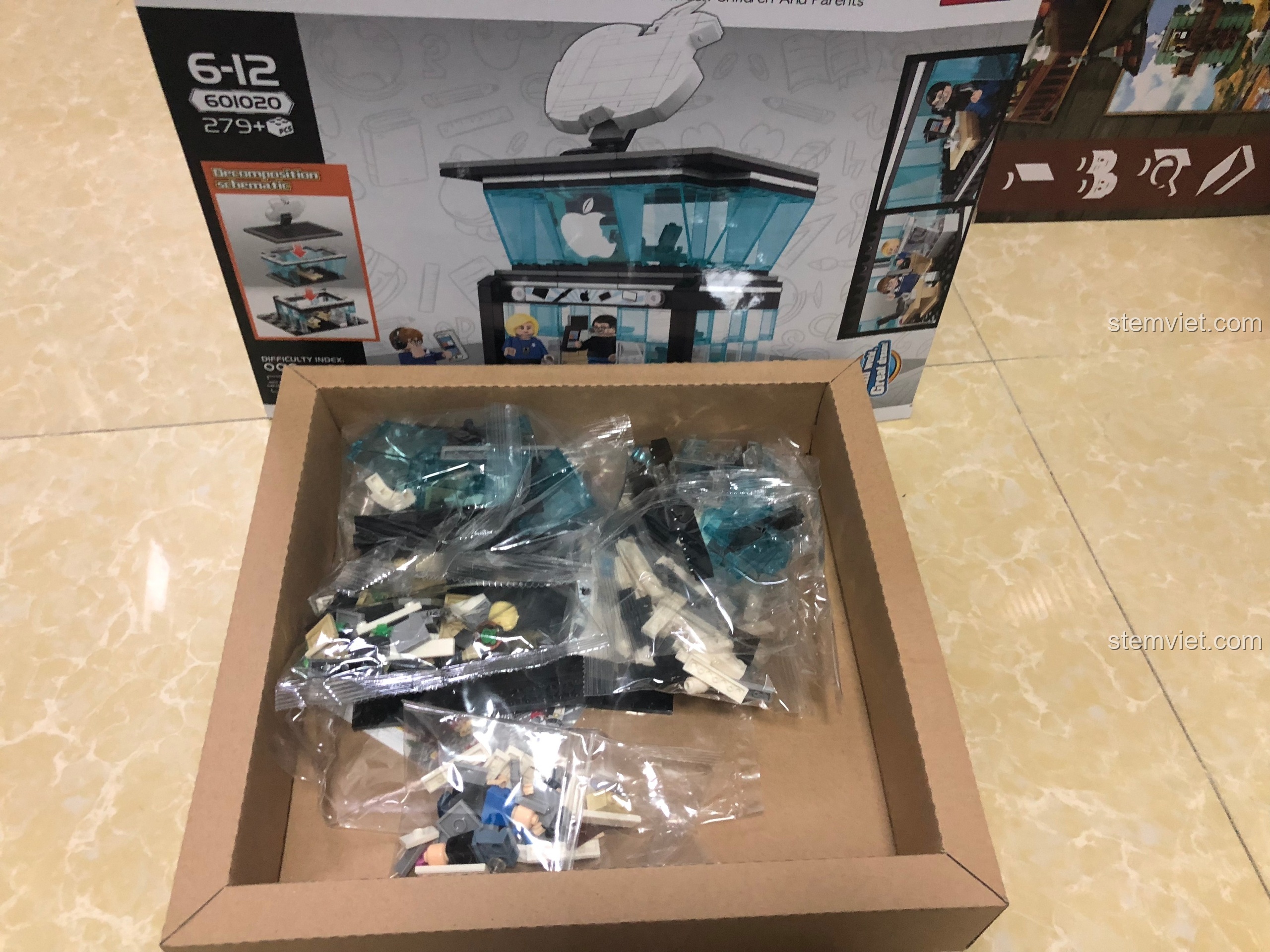 Các túi mảnh ghép của bộ Sembo 601020 với nhiều chi tiết nhựa trong suốt màu xanh dương.