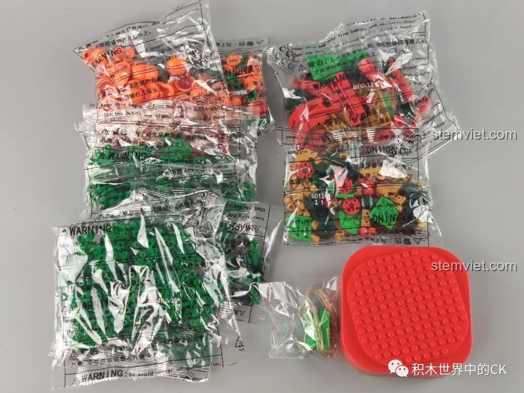 Các túi mảnh ghép của bộ lắp ráp SEMBO 601145 Hộp nhạc Tết, phân loại rõ ràng. Review SEMBO 601145 Hộp nhạc Tết.