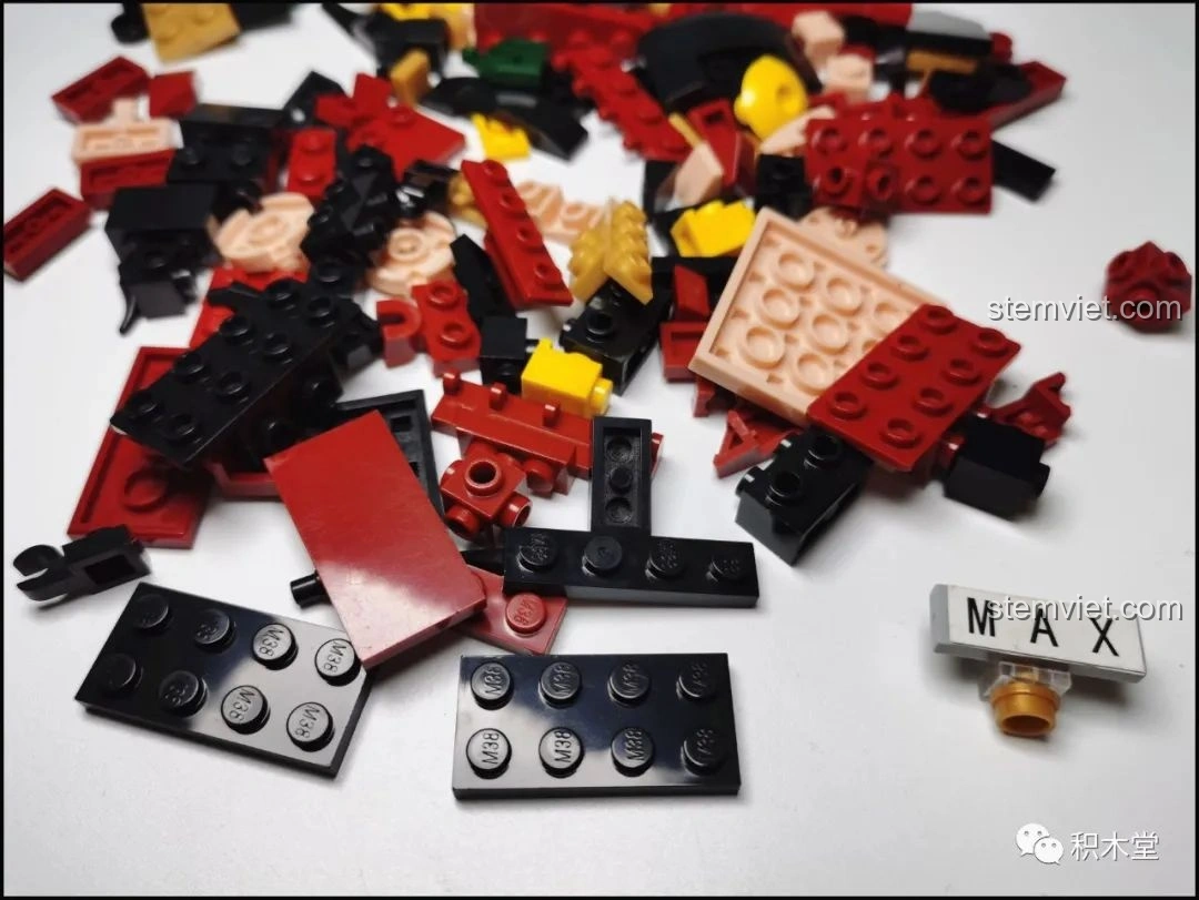 Các mảnh ghép của Sluban Q-Bricks với logo M38 in chìm, thể hiện chất lượng sản phẩm.