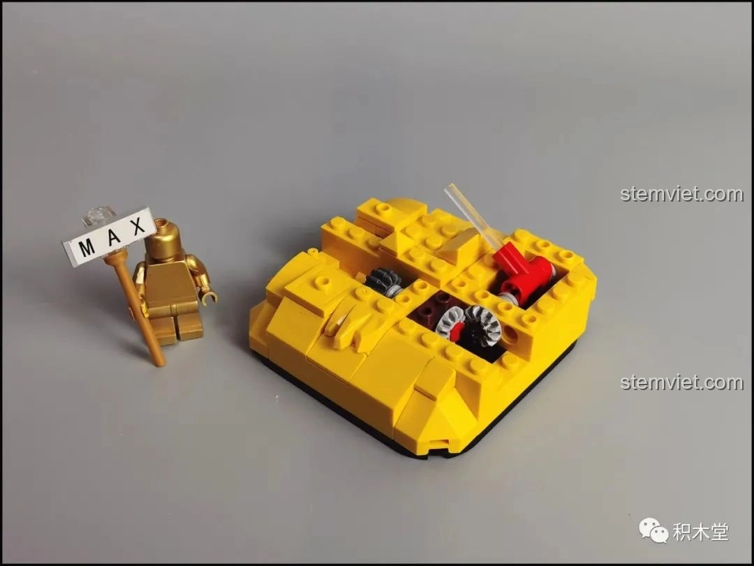 Các túi mảnh ghép số 2 của bộ lắp ráp Pantasy Joyside 61003 cảnh quan không gian, cùng với phần đế đã hoàn thành.