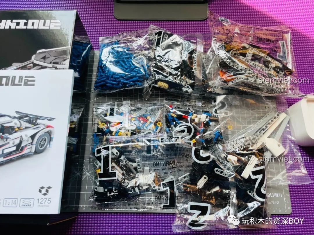 Các túi mảnh ghép của bộ lắp ráp SY JiaZhi 8607 Koenigsegg One:1 được đánh số, chuẩn bị cho quá trình lắp.