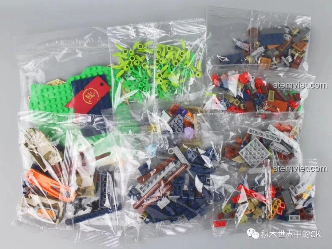 Các túi mảnh ghép của bộ đồ chơi SY1404 Võ Đài Đại Chiến Rồng Thần được phân loại rõ ràng, giúp quá trình lắp ráp thuận tiện.