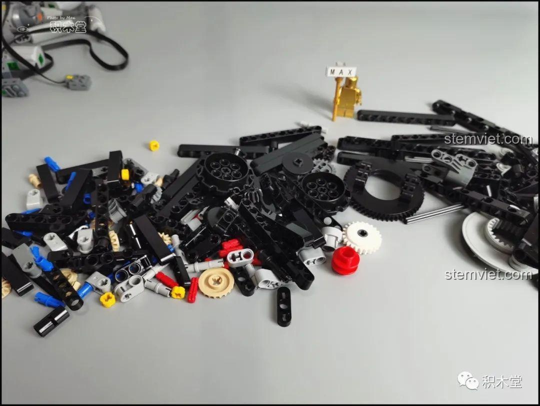 Các mảnh ghép Technic của bộ Taigaole T4001 được đổ ra, sẵn sàng cho quá trình lắp ráp.