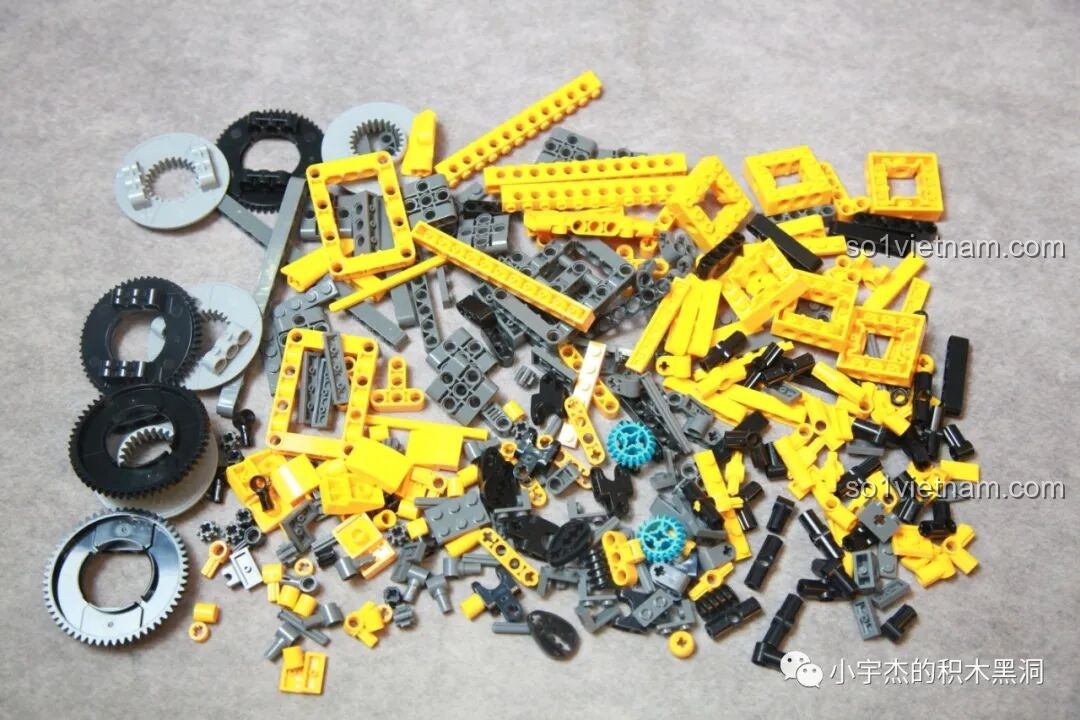 Các mảnh ghép Technic màu vàng, xám và đen từ túi số 1, dùng để xây dựng phần khung thân của robot Bumblebee.