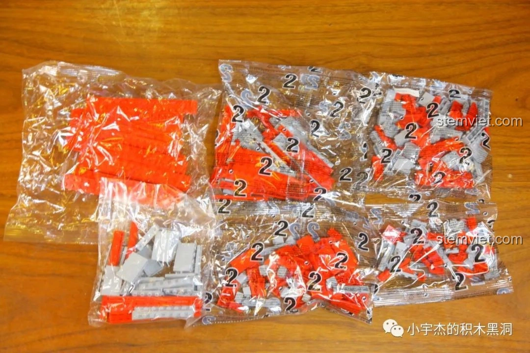 Các mảnh ghép màu đỏ và xám cho phần thân của bộ lắp ráp Hàng Không Mẫu Hạm Sơn Đông SEMBO 202001.