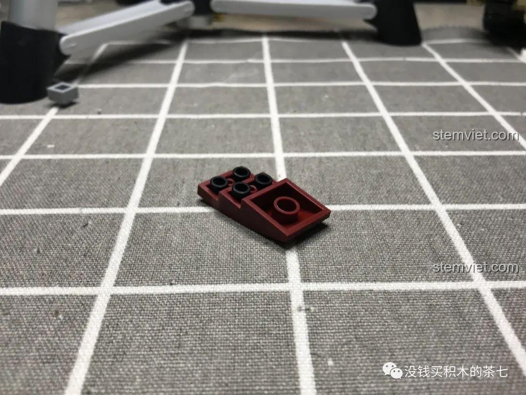 Mảnh ghép màu đỏ đầu tiên của phần thân tàu sân bay Liêu Ninh, bắt đầu quá trình lắp ráp bộ Jia Zhi 1562.