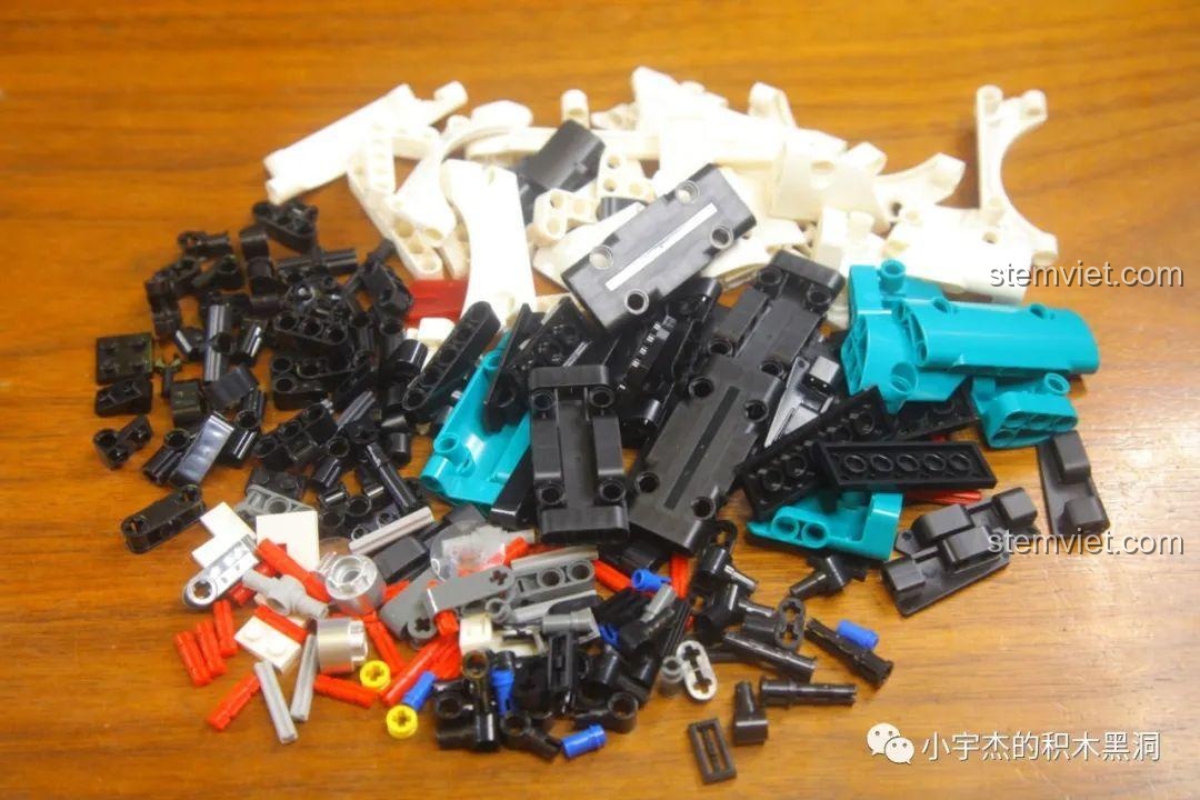 Các mảnh ghép thân vỏ màu trắng và xanh của bộ KBOX 10214 được đổ ra để chuẩn bị lắp ráp.