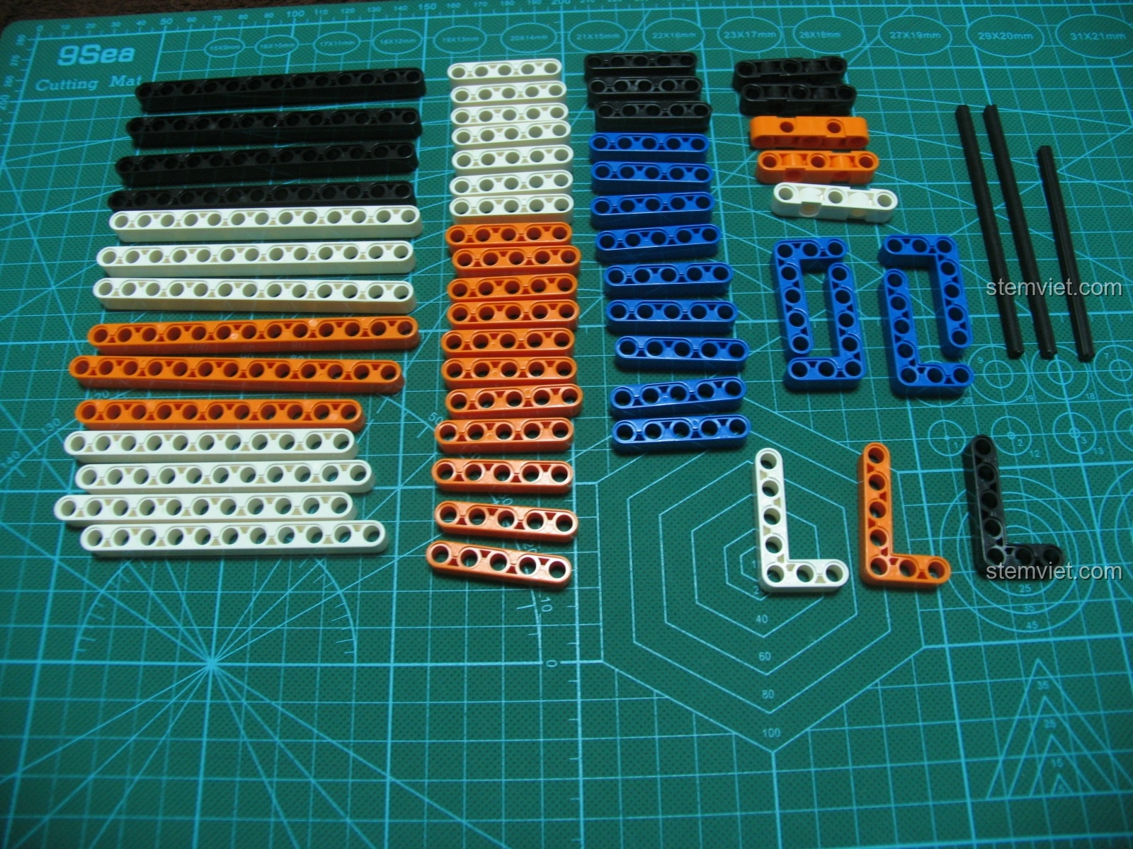 Các thanh dài và mảnh góc của bộ đồ chơi C81001 giá tốt, với nhiều màu sắc và kích thước khác nhau.