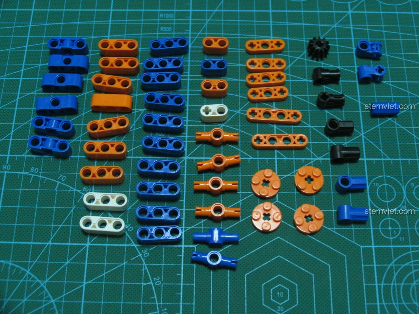 Các loại thanh nối và bánh răng của bộ lắp ghép Mô hình súng AK-47 C81001, với nhiều màu sắc khác nhau.