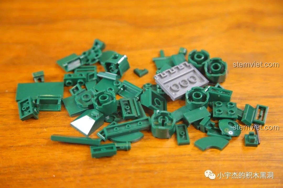 Các mảnh ghép cho tháp pháo của bộ lắp ráp Xe Tăng 215 Sluban M38-B0982, chuẩn bị cho phần lắp ráp quan trọng.