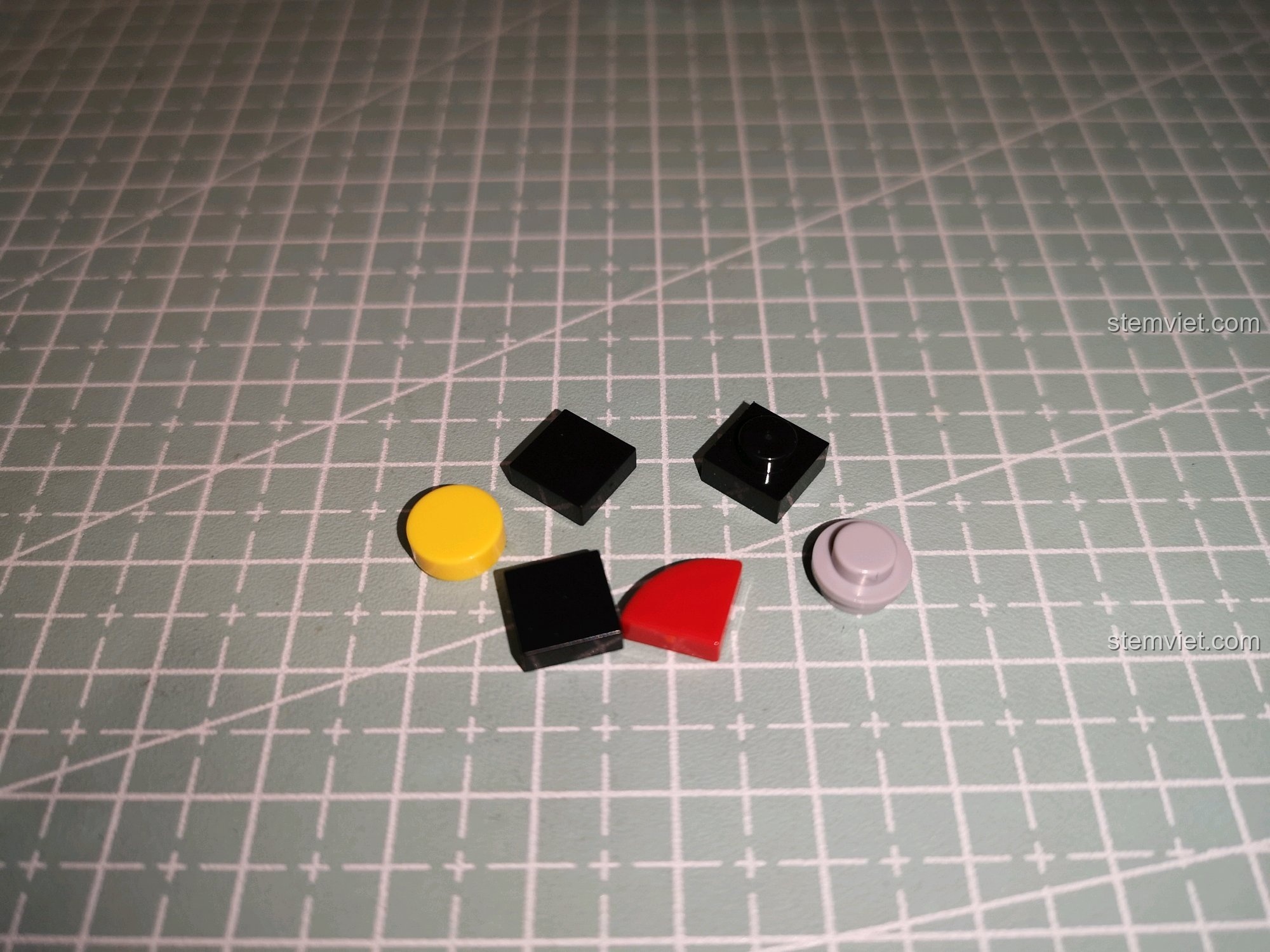 Các mảnh ghép còn thừa lại sau khi hoàn thành bộ lắp ráp Decool 18002.