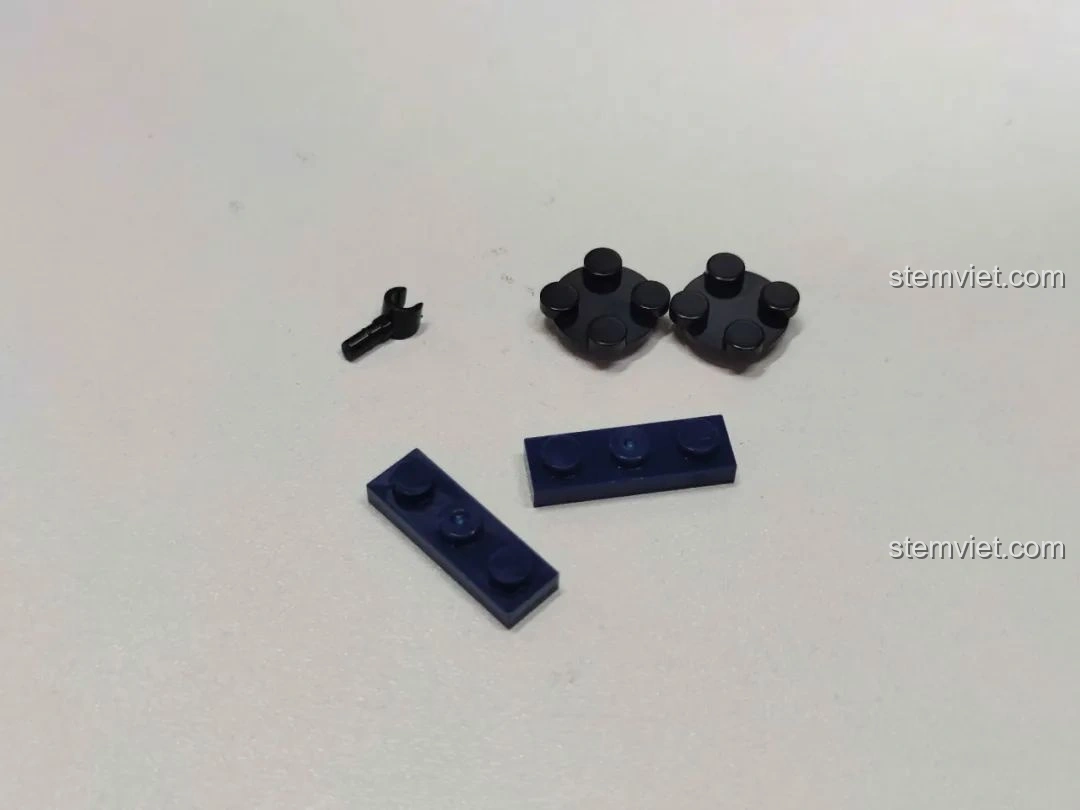 Các mảnh ghép thừa sau khi lắp ráp xe đua F1 màu đỏ từ bộ MJ Technology 13014.