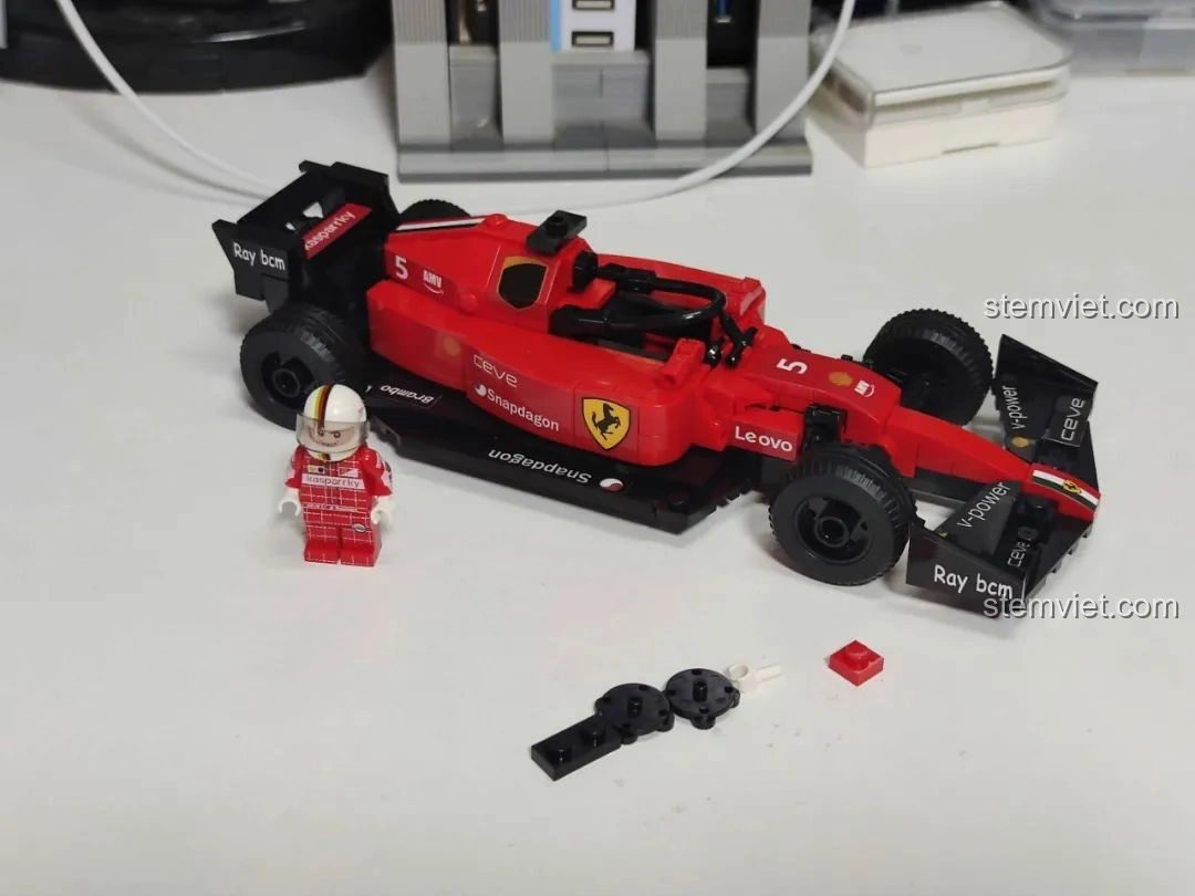 Các mảnh ghép thừa sau khi lắp ráp xe đua F1 màu xanh từ bộ MJ Technology 13014.