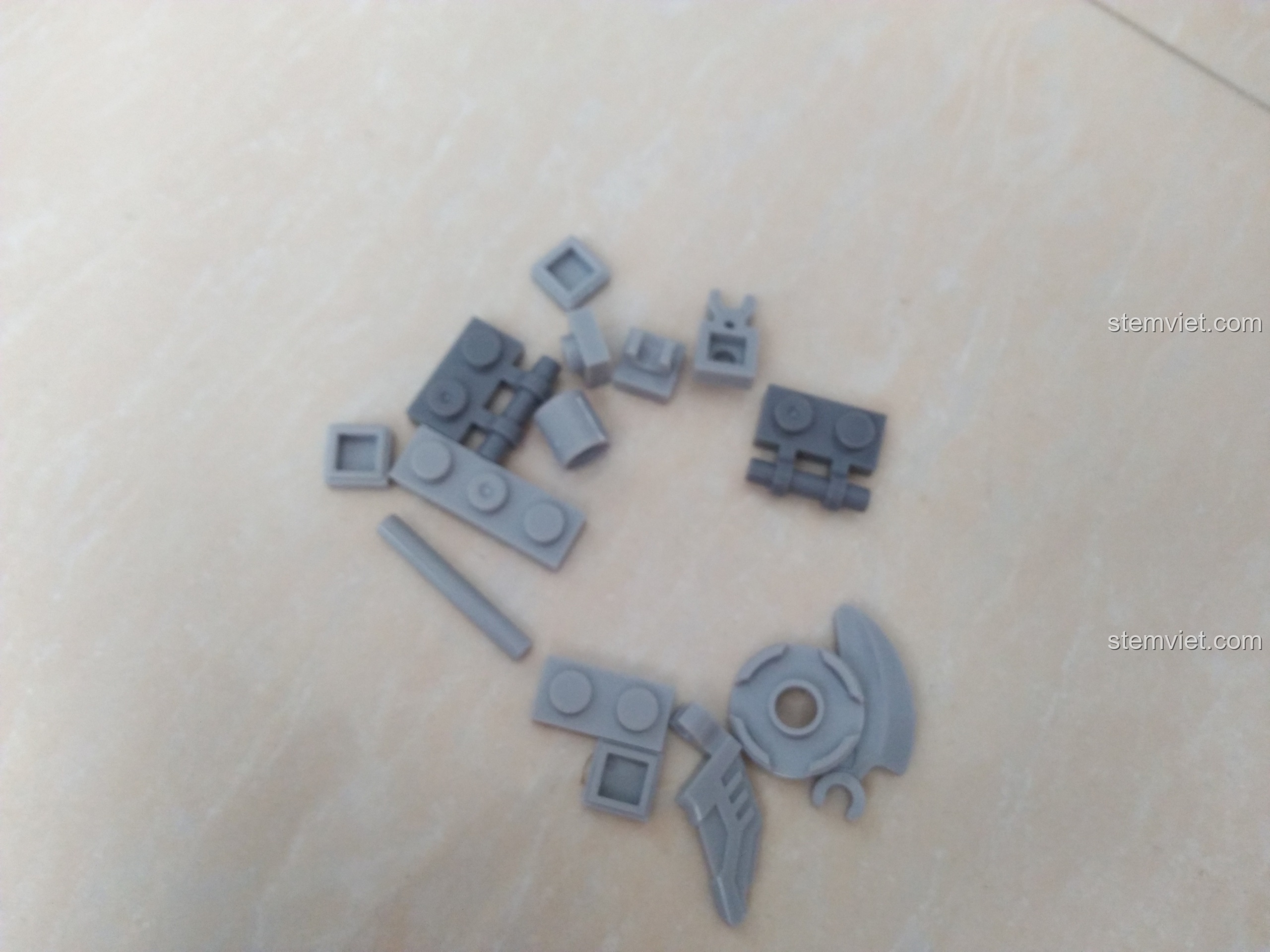 Các mảnh ghép còn thừa lại sau khi lắp ráp xong mô hình máy bay hợp thể từ bộ SEMBO 11517.