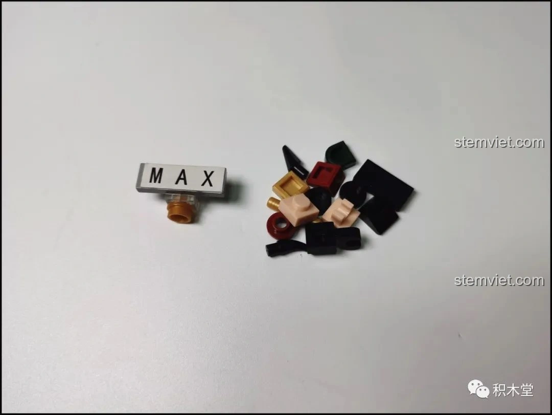 Các mảnh ghép còn thừa sau khi lắp ráp xong mô hình Sluban Q-Bricks Lưu Bị.