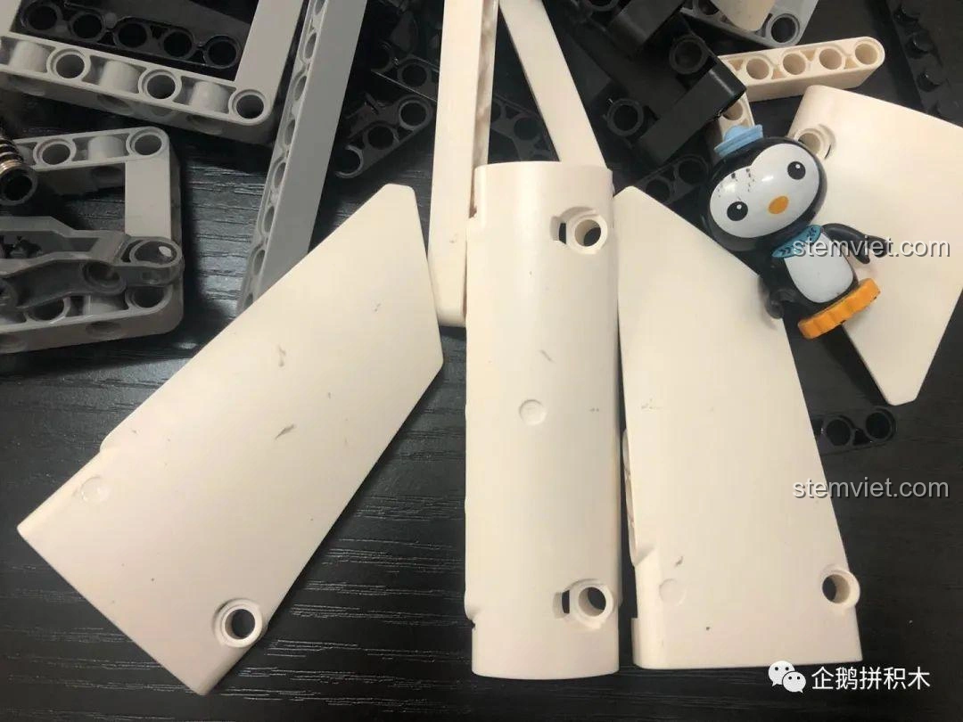 Các mảnh ghép màu trắng của bộ lắp ráp Mould King 13117 F1 Xe Đua có vết xước nhỏ, ảnh hưởng đến thẩm mỹ.