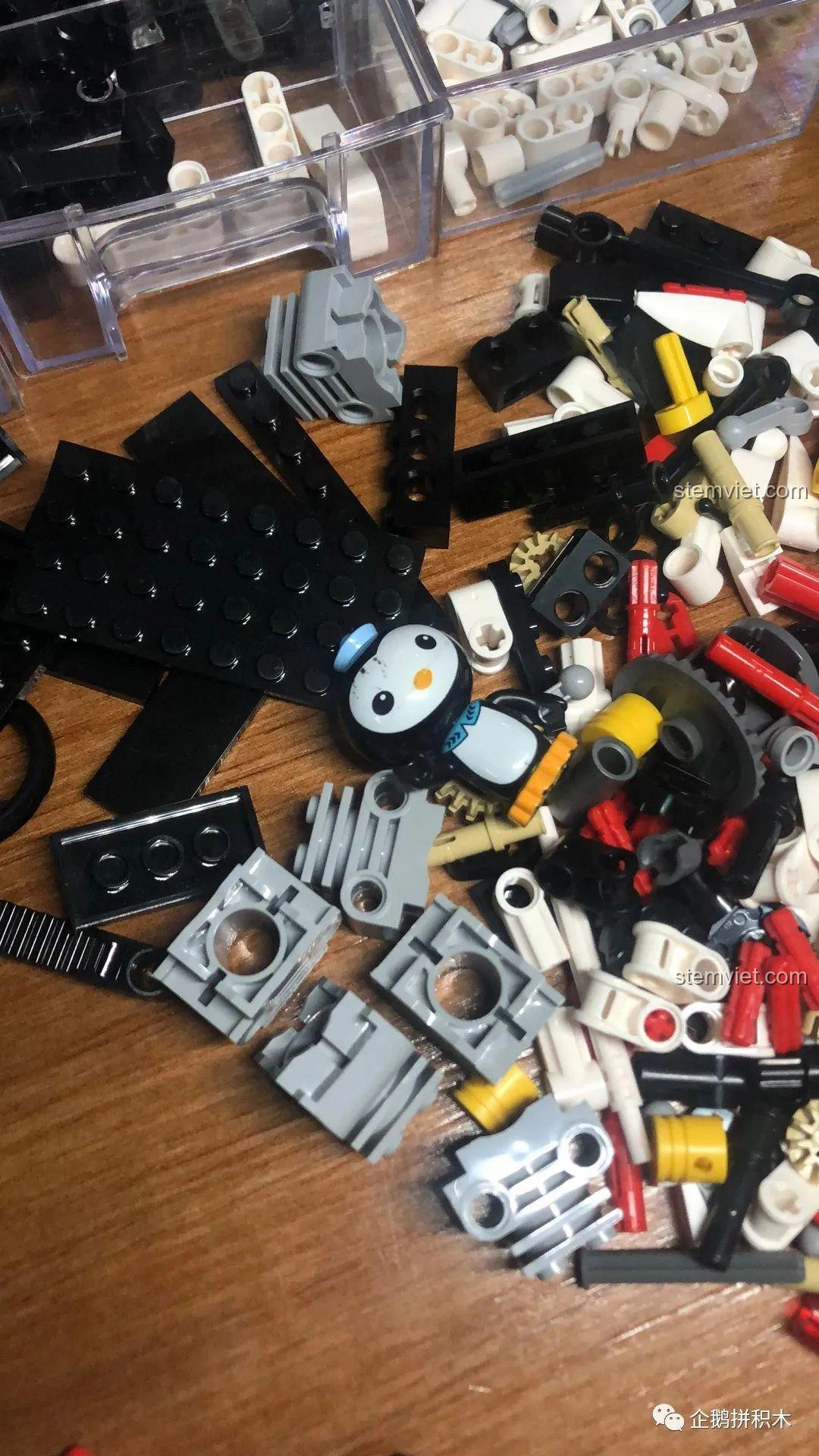 Các mảnh ghép của bộ lắp ráp Mould King 13117 F1 Xe Đua được trộn lẫn, không phân loại theo túi nhỏ.