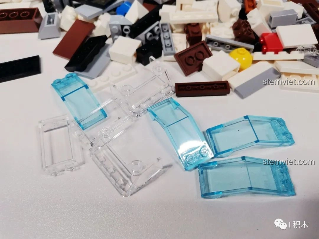 Các mảnh ghép trong suốt màu xanh và trắng của bộ CaDA C66006