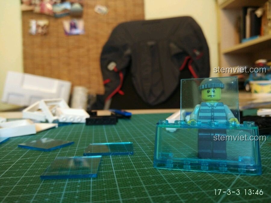 Mảnh ghép trong suốt và minifigure tù nhân của bộ xếp hình GUDI 9316, thể hiện chất lượng nhựa trong suốt tốt.