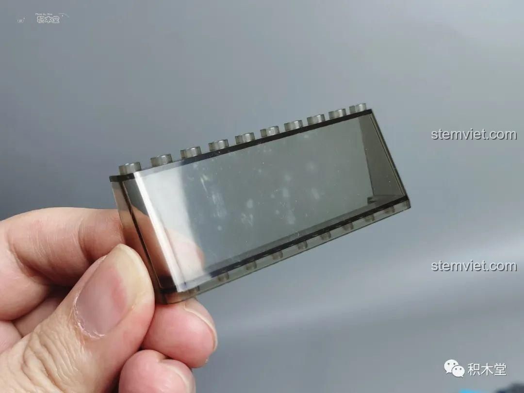 Mảnh ghép trong suốt lớn của bộ Mould King 10017 Rolls-Royce Cullinan có vết xước nhẹ.