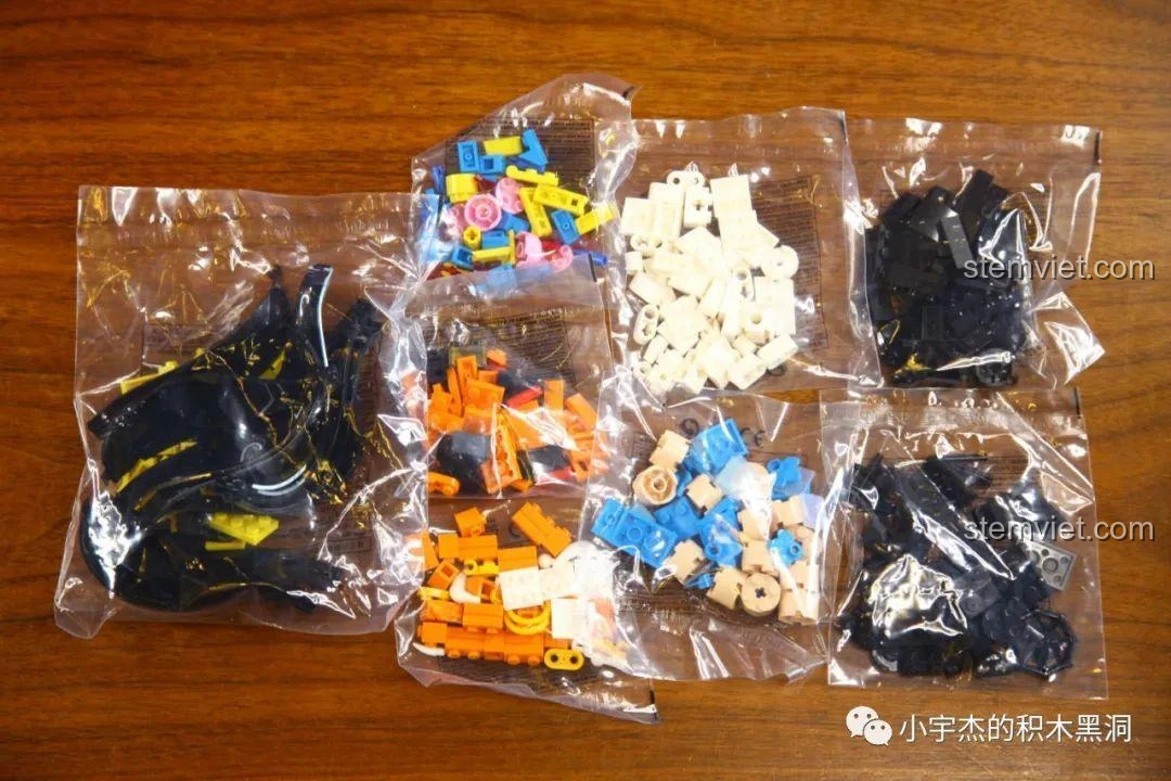 Các mảnh ghép từ túi số 1 của bộ KBOX 10303 Boa Hancock được phân loại theo màu sắc, sẵn sàng lắp ráp.