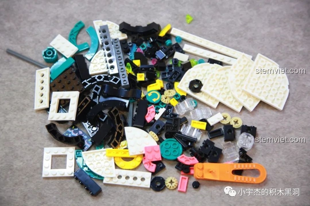 Toàn bộ mảnh ghép trong túi số 1 của SEMBO 613113 được đổ ra, sẵn sàng cho việc lắp ráp phần đế.