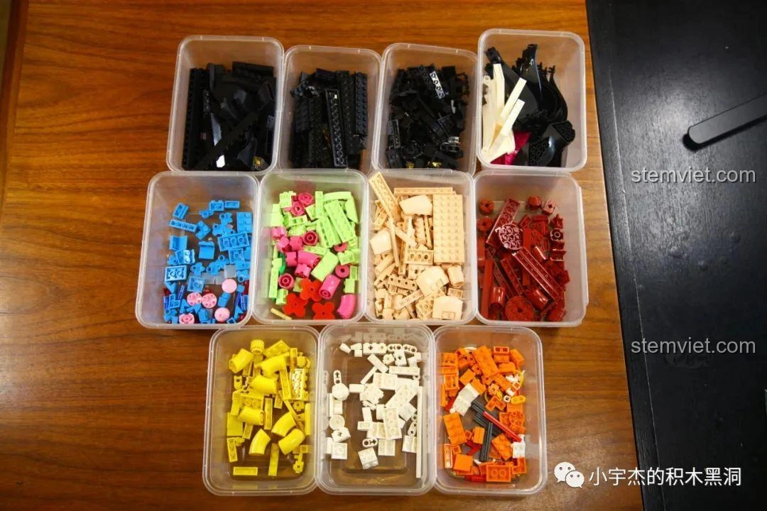 Toàn bộ mảnh ghép từ túi số 2 của bộ KBOX 10303 Boa Hancock được sắp xếp gọn gàng trong các hộp nhỏ.