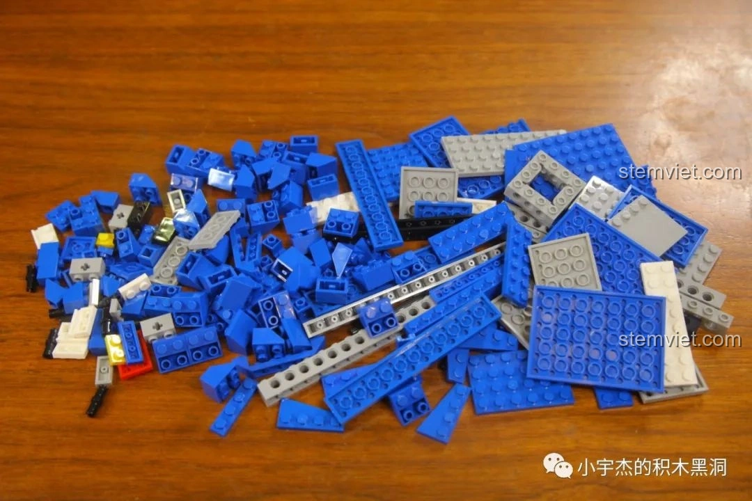 Các mảnh ghép từ túi số 1 của bộ lắp ráp TEC Creators 80009 được đổ ra, chất lượng tốt.