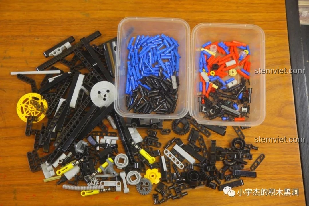 Các mảnh ghép từ túi số 1 của bộ Mô tô Fenrir Sói Lửa Final Fantasy VII KBox 10248 được đổ ra, bao gồm nhiều loại pin và trục.