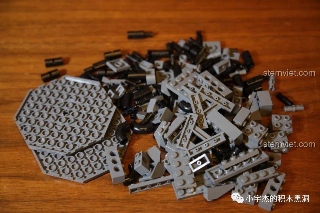 Các mảnh ghép từ túi số 1 của bộ xếp hình Mô phim tiên hiệp cho bé gái 9 tuổi, màu sắc hài hòa.