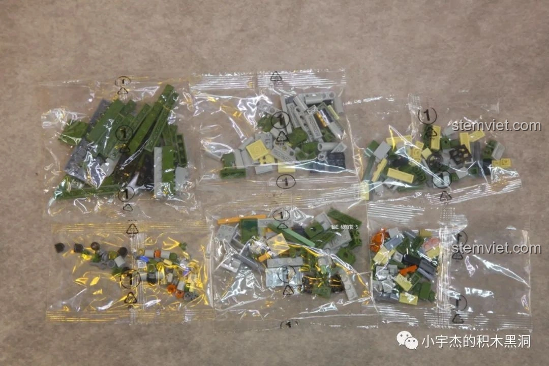 Các mảnh ghép từ túi số 1 của bộ lắp ráp Panlos Brick 639010 Xe Bọc Thép 04A