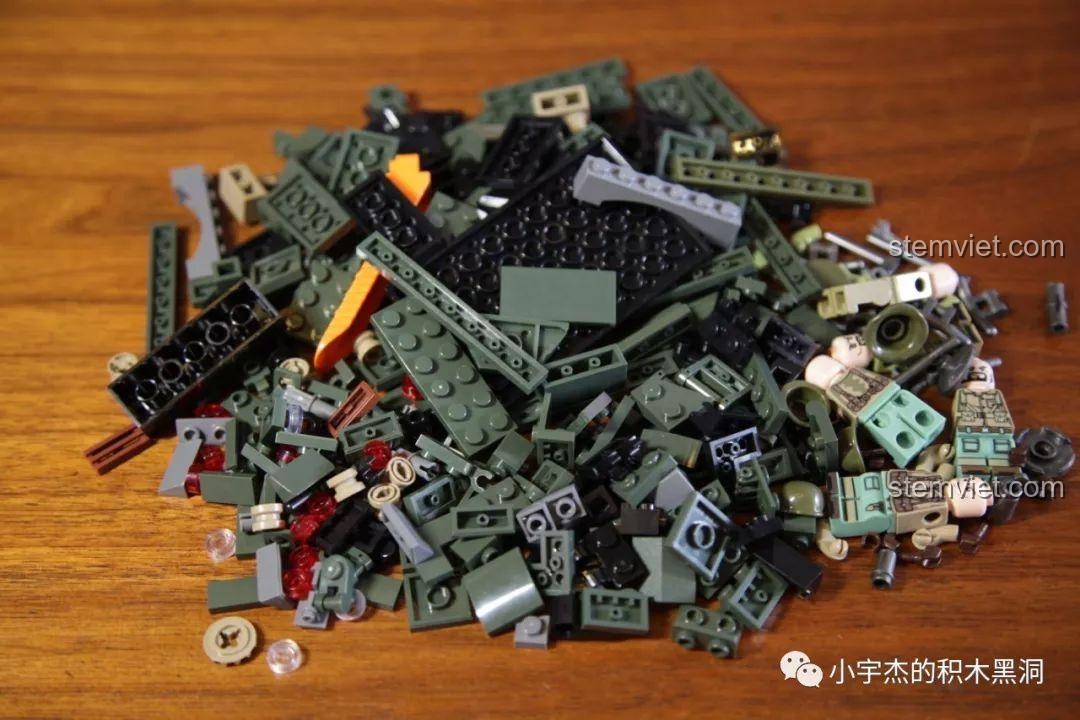 Toàn bộ các mảnh ghép từ túi số 1 của bộ xếp hình Xe vận chuyển tăng M25 cho con trai 6 tuổi.