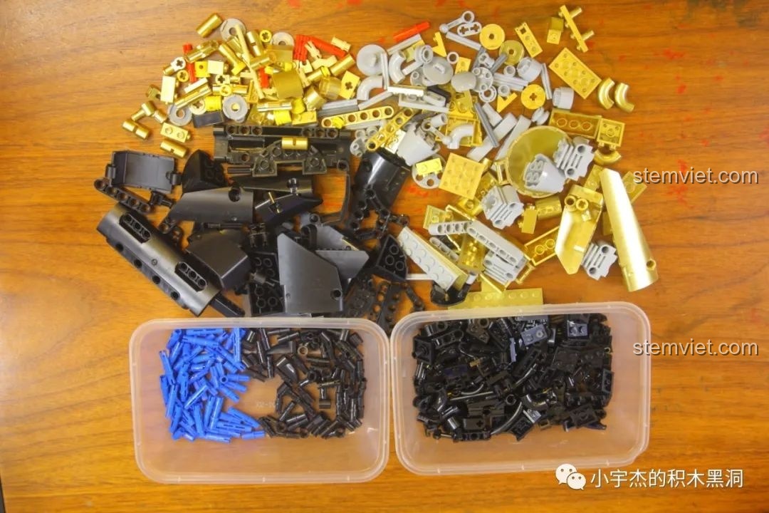 Các mảnh ghép từ túi số 2 của bộ Mô tô Fenrir Sói Lửa Final Fantasy VII KBox 10248 được đổ ra, với nhiều chi tiết vàng đồng.