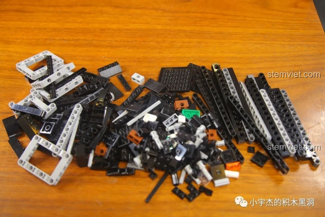 Các mảnh ghép từ túi số 2 của bộ đồ chơi xây dựng Xe Đầu Kéo Điều Khiển Từ Xa YC-QC007, sẵn sàng để lắp ráp.