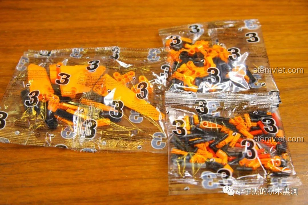 Tổng quan các mảnh ghép Technic trong túi số 3 của bộ Cada 8602 McLaren P1, tập trung vào thân xe.