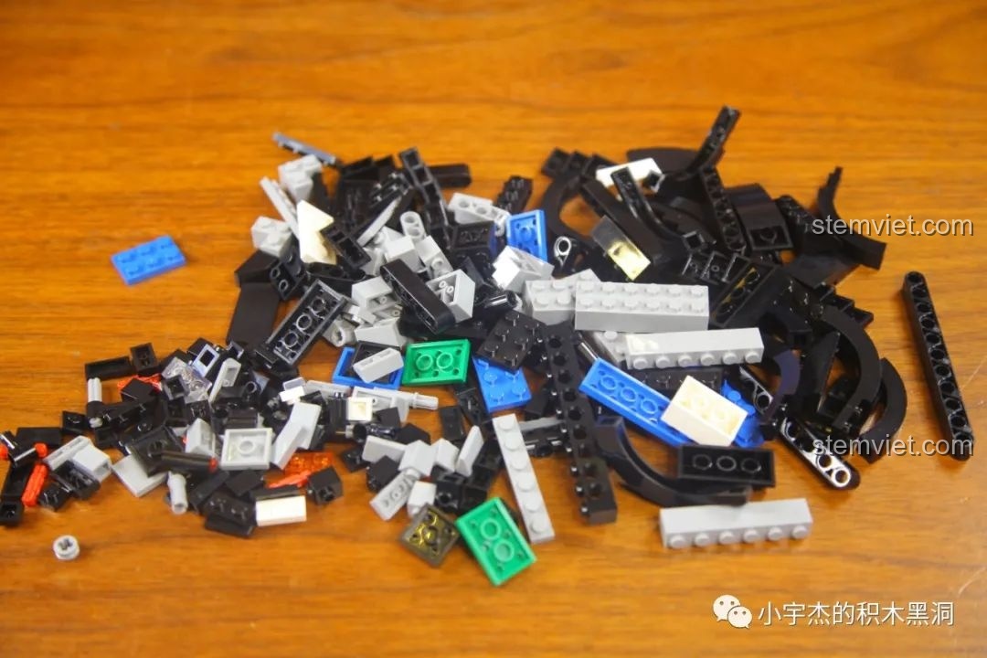 Các mảnh ghép từ túi số 3 của bộ đồ chơi xây dựng YCQC007, với nhiều màu sắc khác nhau, tạo nên sự đa dạng cho mô hình.