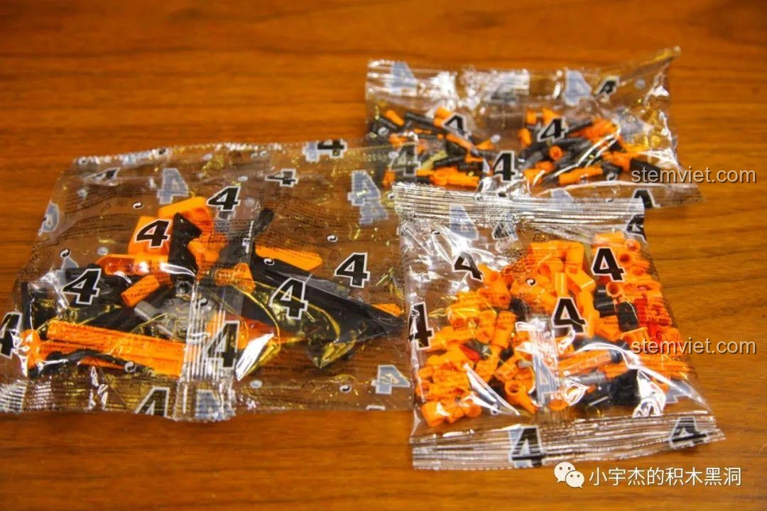 Tổng quan các mảnh ghép Technic trong túi số 4 của bộ Cada 8602 McLaren P1, cho phần hoàn thiện.