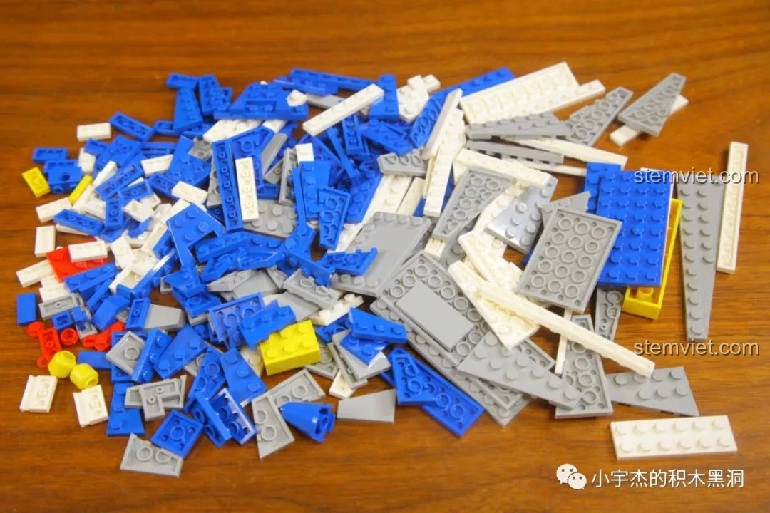 Các mảnh ghép từ túi số 4 của bộ lắp ráp TEC Creators 80009 được đổ ra, đa dạng hình dạng.