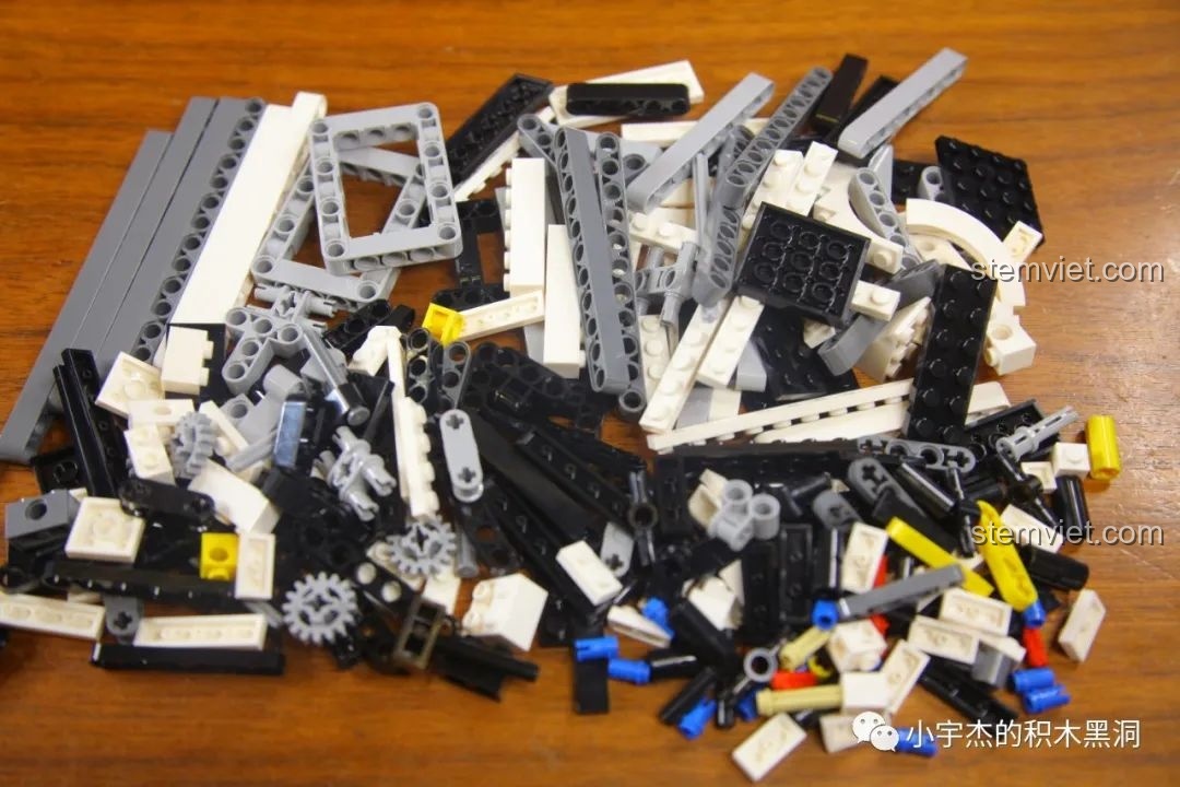 Các mảnh ghép từ túi số 4 của bộ lắp ghép Xe Tải Hạng Nặng Mercedes-Benz YC-QC007, với màu trắng và xám chủ đạo.