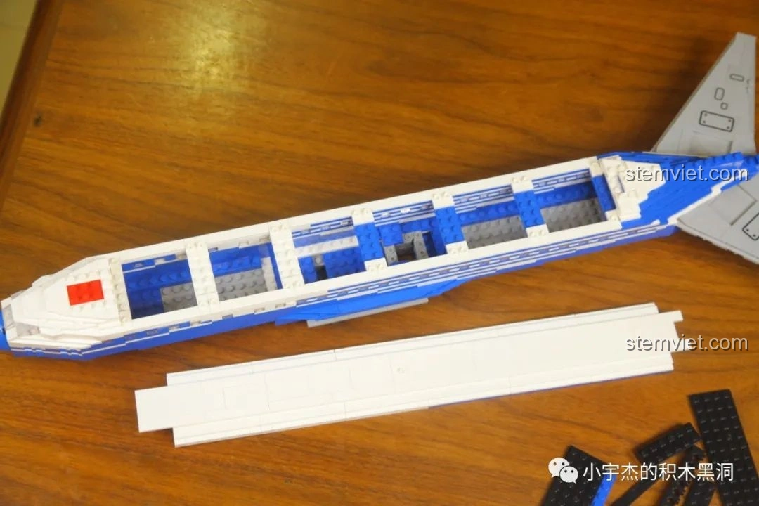 Mảnh ghép từ túi số 5 của bộ lắp ráp TEC Creators 80009, bao gồm các chi tiết cánh và động cơ.